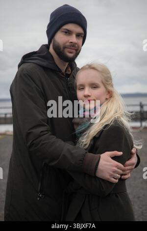 Affascinante giovane donna con capelli biondi e bell'uomo all'aperto. Felice coppia Foto Stock