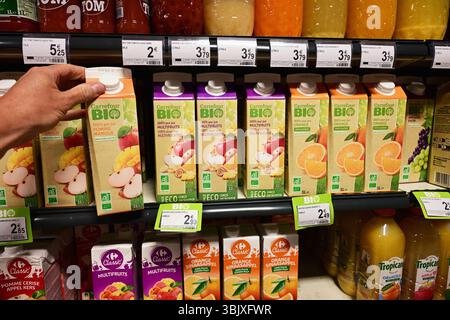 Succhi di frutta con etichetta biologica in un negozio di alimentari Foto Stock