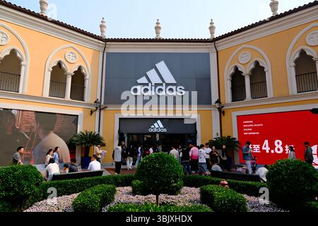 Shanghai, Cina - 5 aprile 2025: Negozio adidas con persone Foto Stock