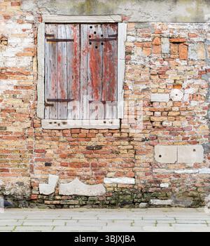 Il vecchio muro di mattoni con vintage finestra in legno Foto Stock
