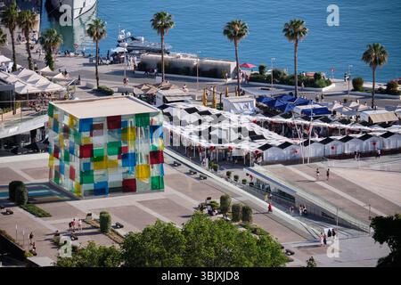 Málaga, Spagna - 25 maggio 2025: Veduta del porto con il famoso cubo del Centre Pompidou. Foto Stock