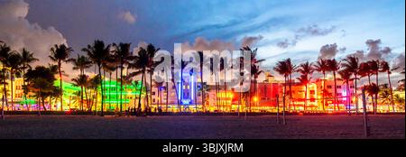 Miami Beach, USA - 10 settembre 2019: Panorama degli hotel e dei ristoranti di Ocean Drive al tramonto. Skyline della città con palme a. Foto Stock