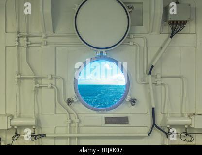 Vista ravvicinata di oblò su una nave da crociera Foto Stock
