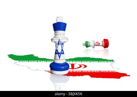 Scacchi fatti da bandiere di Israele e Iran su una mappa dell'Iran Foto Stock