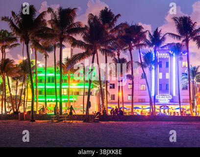 Miami Beach, USA - 10 settembre 2019: Ocean Drive a Miami Beach al tramonto. Skyline della città con palme al tramonto. Art deco su S. Foto Stock