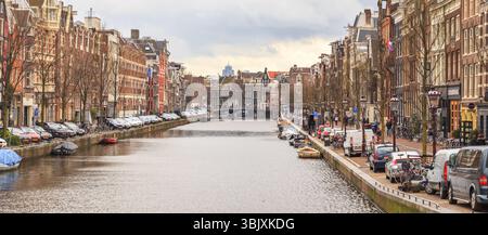AMSTERDAM, PAESI BASSI - 15 MARZO: Strade della città con canali, il 15 marzo 2014 ad Amsterdam Foto Stock