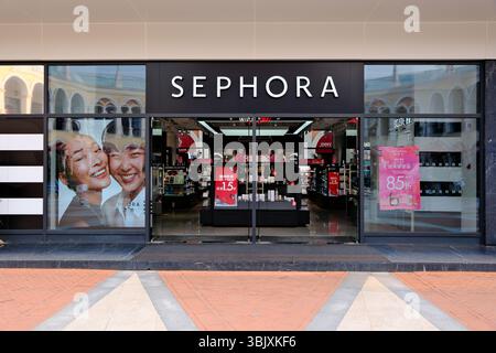 Shanghai, Cina - 5 aprile 2025: Facciata del negozio Sephora Foto Stock