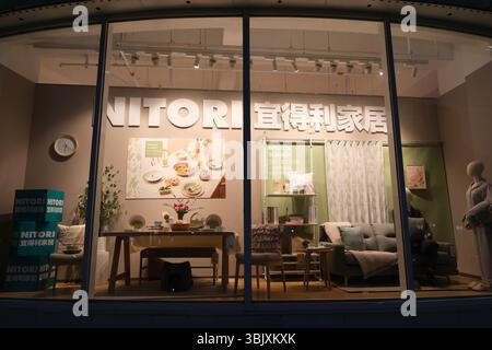 Shanghai, Cina - 5 aprile 2025: Vetrina del negozio Nitori Foto Stock