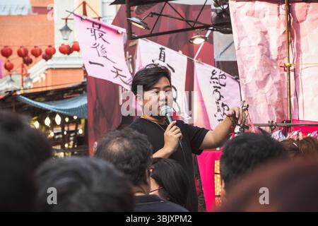 Taipei, Taiwan - 15 gennaio 2025 - Un venditore di mercato maschile hawking al mercato del capodanno cinese in via Dihua Foto Stock