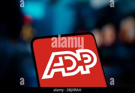 Dacca, Bangladesh - 11 dicembre 2024: Sullo smartphone viene visualizzato il logo ADP. Automatic Data Processing Inc è un fornitore americano di hu Foto Stock