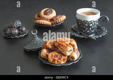 Sfondo dei dolci del Ramadan. Biscotti della festa islamica di El Fitr Foto Stock