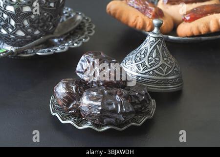 Il Ramadan dà appuntamento a Sweets. Biscotti della festa islamica di El Fitr Foto Stock