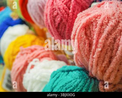 Filati per maglieria. Filato colorato sul bancone del negozio. Foto Stock