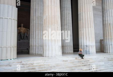 Una guardia forestale solitaria si trova al Lincoln Memorial di fronte al Washington Monument, chiudendolo al pubblico durante una celebrazione dell'esercito degli Stati Uniti. Foto Stock