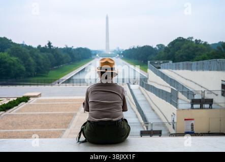 Una guardia forestale solitaria si trova al Lincoln Memorial di fronte al Washington Monument, chiudendolo al pubblico durante una celebrazione dell'esercito degli Stati Uniti. Foto Stock
