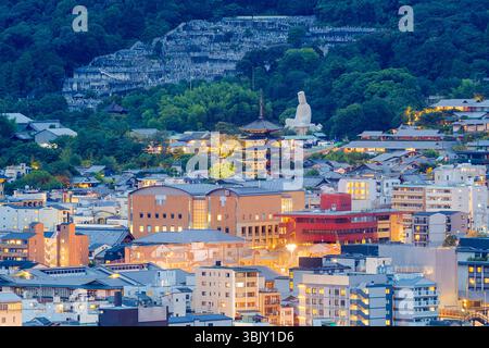 Kyoto, templi moderni e storici del Giappone al crepuscolo. Foto Stock