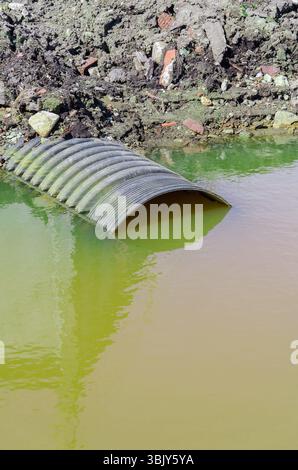 Acqua sporca deriva dal tubo Foto Stock