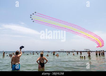 Esposizione finale del team Patrulla Águila che vola con i jet Aviojet CASA C101 prima di passare al turboelica PC-21. Visualizzazione su Mar Menor Foto Stock