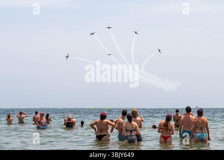 Esposizione finale del team Patrulla Águila che vola con i jet Aviojet CASA C101 prima di passare al turboelica PC-21. Visualizzazione su Mar Menor Foto Stock