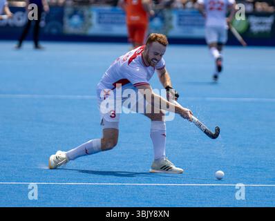 Londra, Regno Unito. 17 giugno 2025. Lee Valley Hockey and Tennis Centre, Londra, 17 giugno 2025: Jack Waller (3 difensore - Inghilterra) oscilla in una croce durante la partita tra Inghilterra uomini e Paesi Bassi nella FIH Pro League al Lee Valley Hockey and Tennis Centre, Londra, Inghilterra, martedì 17 giugno 2025. (Claire Jeffrey/SPP) credito: SPP Sport Press Photo. /Alamy Live News Foto Stock