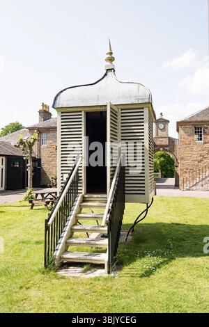 Prima dell'avvento della refrigerazione, la Casa di Dun, come altre grandi case, avrebbe utilizzato una larve, uno spazio fresco e ben ventilato per conservare il cibo. Foto Stock