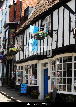 Incantevole facciata tradizionale della sala da tè inglese con cesti sospesi e segnaletica. Lincoln, Inghilterra Foto Stock