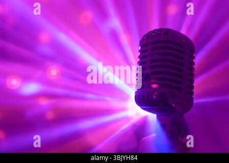 Cantante che tiene il microfono retrò. Spettacolo dal vivo o concetto di karaoke. Foto Stock