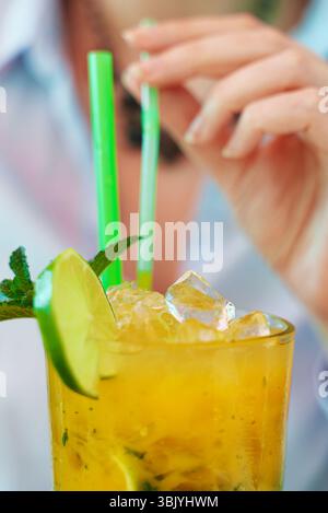 Donna tiene deliziosa limonata fatta a mano con calce. Foto Stock