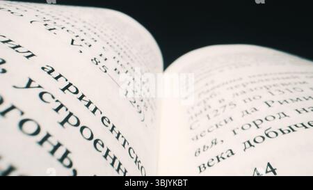 Vista ravvicinata del libro aperto in russo. Foto Stock