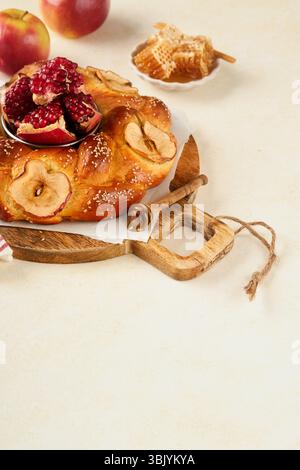 Vacanze ebraiche - Rosh Hashanah o Rosh Hashana. Melograno, mele, miele e sfide rotonde su sfondo rustico grigio. J Foto Stock
