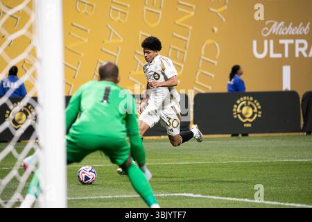 Atlanta, Stati Uniti. 16 giugno 2025. L'attaccante del LAFC David Martinez (30) dribbla la palla verso il gol durante la prima metà della partita di Coppa del mondo per club FIFA contro il Chelsea FC al Mercedes-Benz Stadium di Atlanta, Georgia, il 16 giugno 2025. (Foto di Kindell Buchanan/Sipa USA) credito: SIPA USA/Alamy Live News Foto Stock