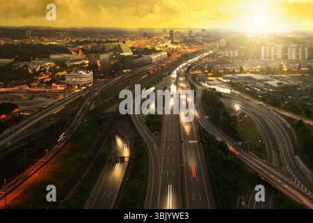 Autostrada, svincolo di Hagnau, Basilea, primavera, Reno, Svizzera, Baselstadt, skyline, Münster, Cantone Baselstadt, alba, atmosfera mattutina, alba Foto Stock