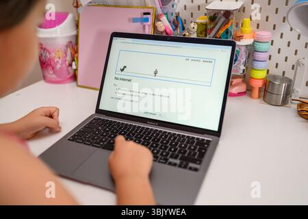 Antalya, Turchia - 17 giugno 2025: Ragazza che gioca a Chrome Dino gioco di corsa Foto Stock