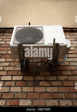 Aria condizionata su parete di mattoni Foto Stock