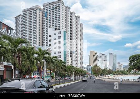 Autostrada suburbana. Una doppia superstrada con prato e alberi che separano le viuzze. Paesaggio urbano di Nha Trang Vietnam nella soleggiata giornata estiva. Imbarco per escursioni a piedi Foto Stock