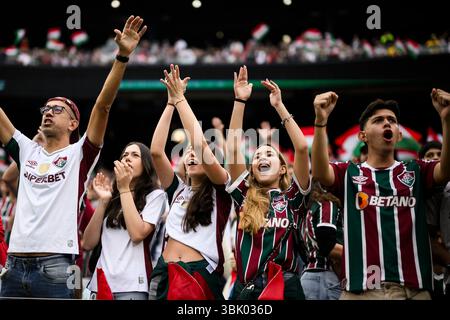 East Rutherford, New Jersey, Stati Uniti. 17 giugno 2025. I tifosi del Fluminense FC mostrano il loro sostegno prima della partita di calcio della Coppa del mondo per club FIFA tra il Fluminense FC e il Borussia Dortmund. Crediti: Nicolò campo/Alamy Live News Foto Stock
