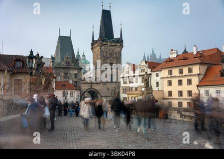Praga, Repubblica Ceca - 28 dicembre 2024: Torre del Ponte della città minore vista dal Ponte Carlo di Praga. Esposizione lunga Foto Stock