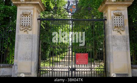 CAMBRIDGE, Regno Unito - 11 GIUGNO 2025 - porta d'ingresso maestosa che conduce al St John's College di Cambridge, invitando i visitatori ad esplorare la sua ricca storia e l'aria condizionata Foto Stock