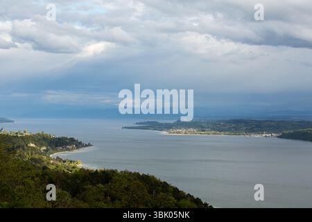Vista generale del Bodensee (lago di Costanza) vista dall'Haldenhof Aussichtspunkt a Uberlingen. Il lago di Costanza, nella Germania meridionale, è uno dei laghi più grandi dell'Europa centrale. La regione del lago di Costanza offre una miscela unica di bellezza naturale, fascino storico ed esperienze culturali. Foto Stock