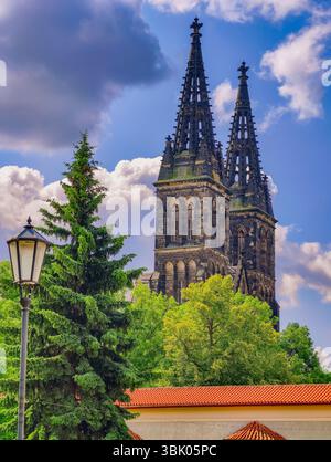 Maestosa cattedrale gotica: Splendide guglie gemelle contro un cielo luminoso: Una splendida miscela di storia e natura, perfetta per catturare l'essenza della grandezza architettonica e del patrimonio culturale Foto Stock