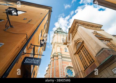 Stoccolma, Svezia, 9 luglio 2025, vista dal basso sulle strade centrali con splendide case nella città vecchia Foto Stock