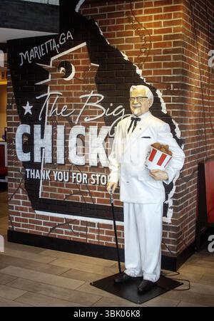 Vista interna del ristorante all'interno del Big Chicken di Marietta, Georgia, famoso punto di riferimento del KFC e attrazione lungo la strada. Foto Stock