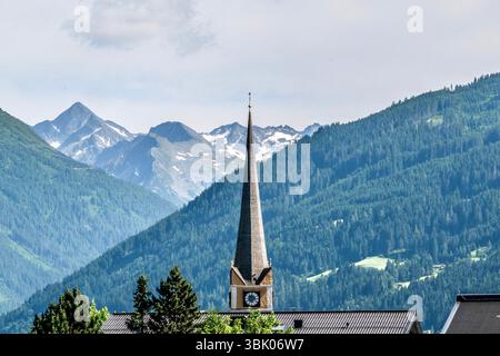 Torre della Chiesa di Bad Hofgastein di fronte alle Alpi austriache Foto Stock