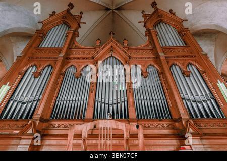 Bellissimo organo con un sacco di tubi angolo sparato Foto Stock