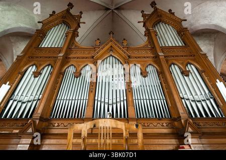 Bellissimo organo con un sacco di tubi angolo sparato Foto Stock