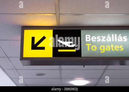Cartello di partenza all'aeroporto illuminato Foto Stock