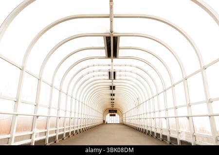 Corridoio con luce luminosa e luminosa Foto Stock