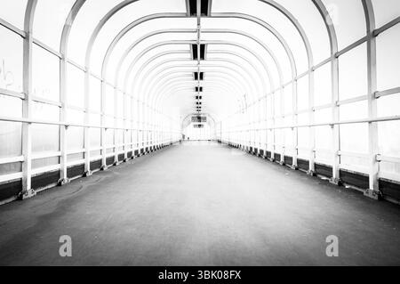 Corridoio con luce luminosa e luminosa Foto Stock