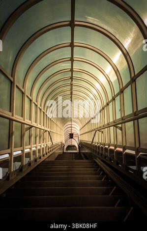 Corridoio con luce luminosa e luminosa Foto Stock