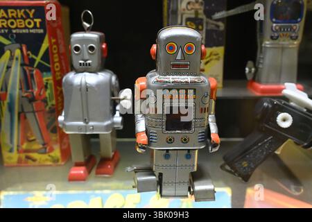 Robot a orologeria maschile e femminile degli anni '1950 - Museum of Brands - Londra Regno Unito Foto Stock